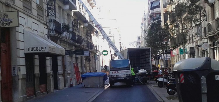 Empresa de Mudanzas Valencia CPT realiza traslado con corte de calle y desvío autobus EMT